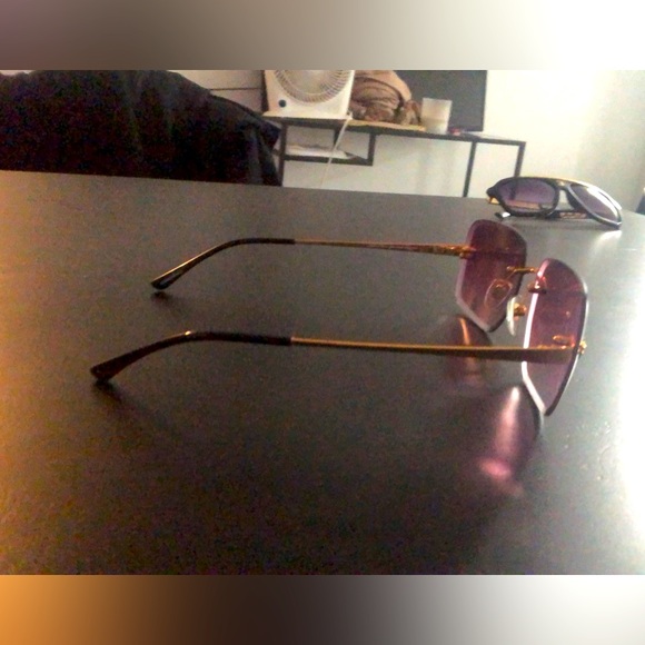 Exclusive frameless glasses with 18K Gold sides - Picture 3 of 3